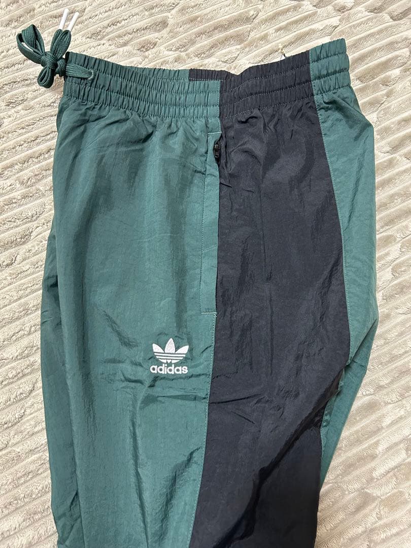 adidas ダークグリーン ジャージパンツ