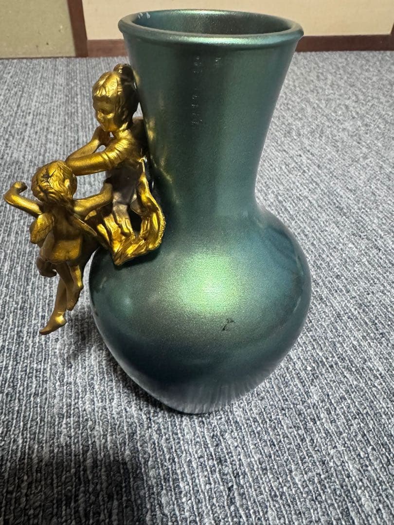 グリーンのバルーン型花瓶 金色の装飾付き