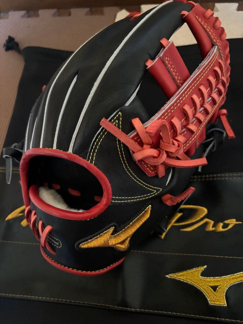 Mizuno Pro 軟式グローブ 黒/赤 収納袋付き　オリックス　紅林モデル