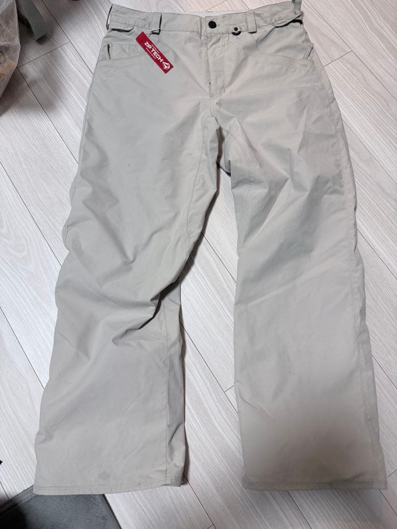 ベージュ スノーボードパンツ 耐水性