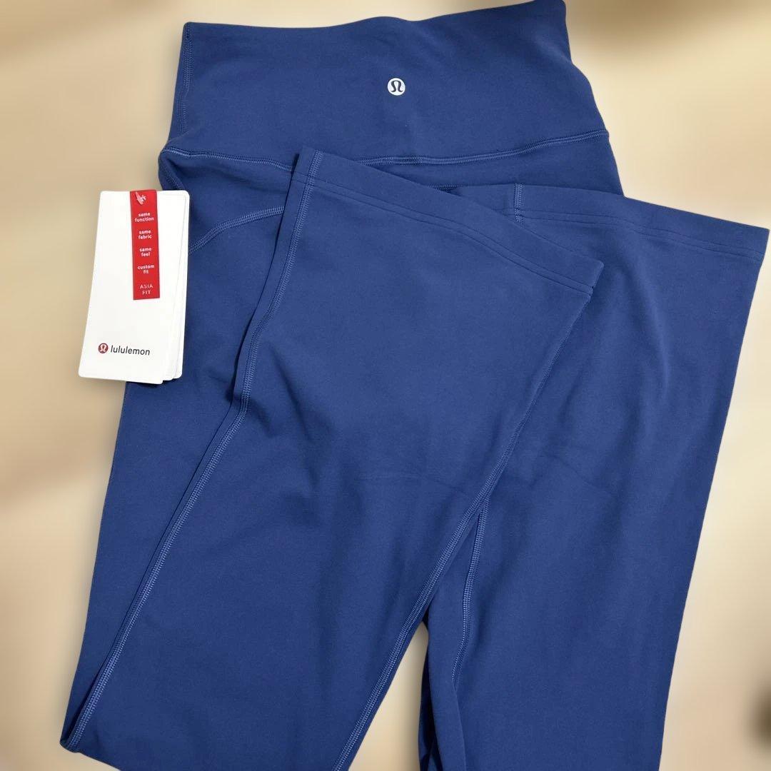 Lululemon ネイビーフレアパンツ　ASIA FIT