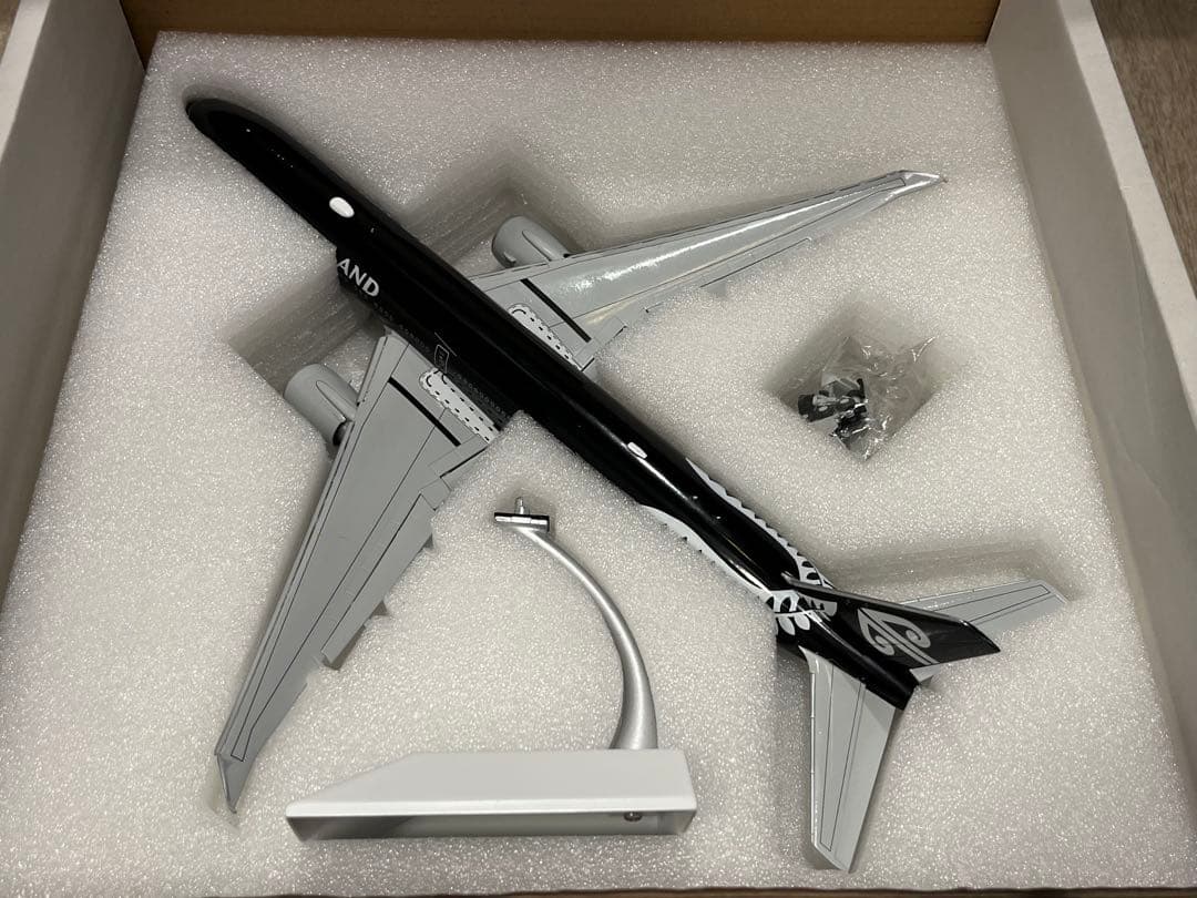 ニュージーランド航空　B777-300ER 1:200 JCWINGS