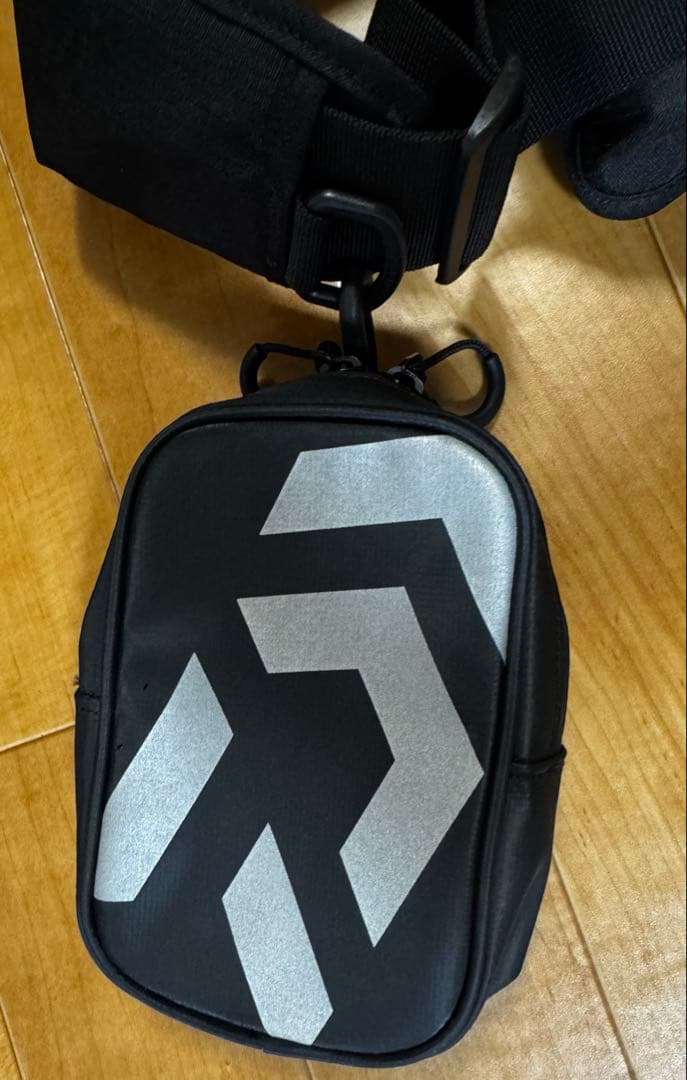 F71 新品　フローティングジャケット　ダイワ　黒　DF-6206