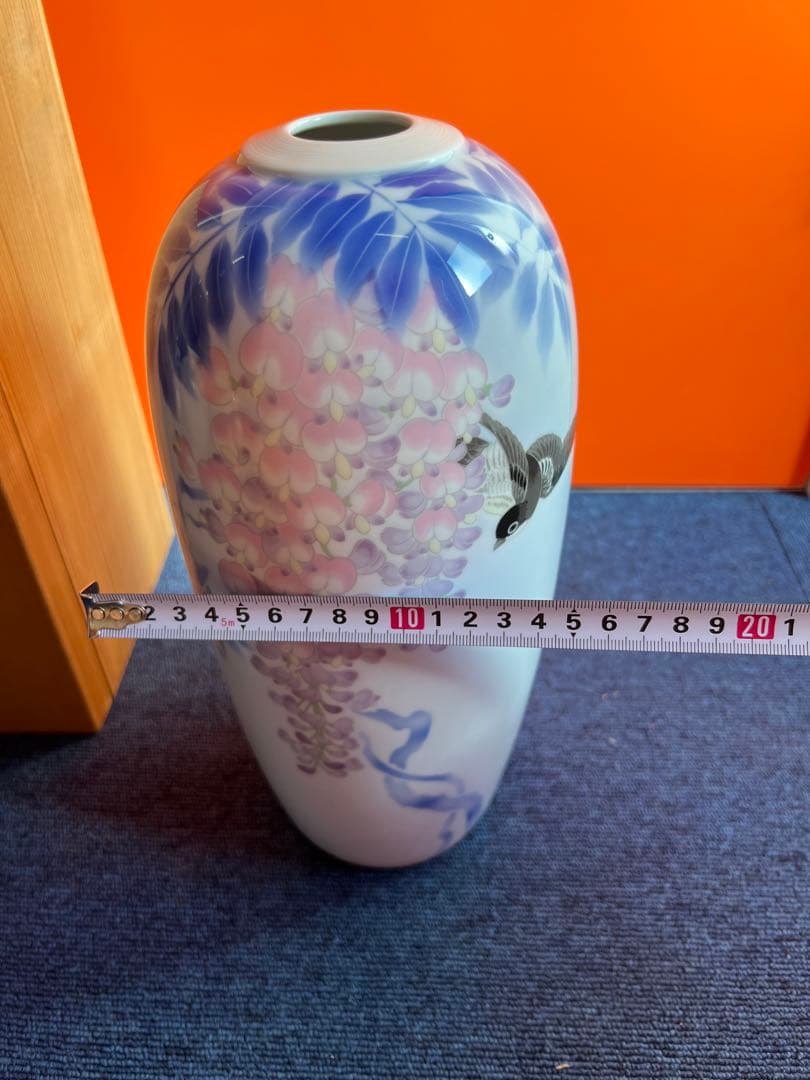 1030 深川製磁 官窯染付 下り藤に燕図 花瓶　未使用