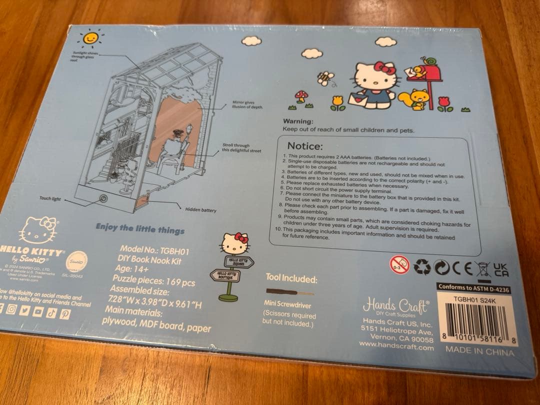 【希少】Hello Kitty Town Square Booknook Kit