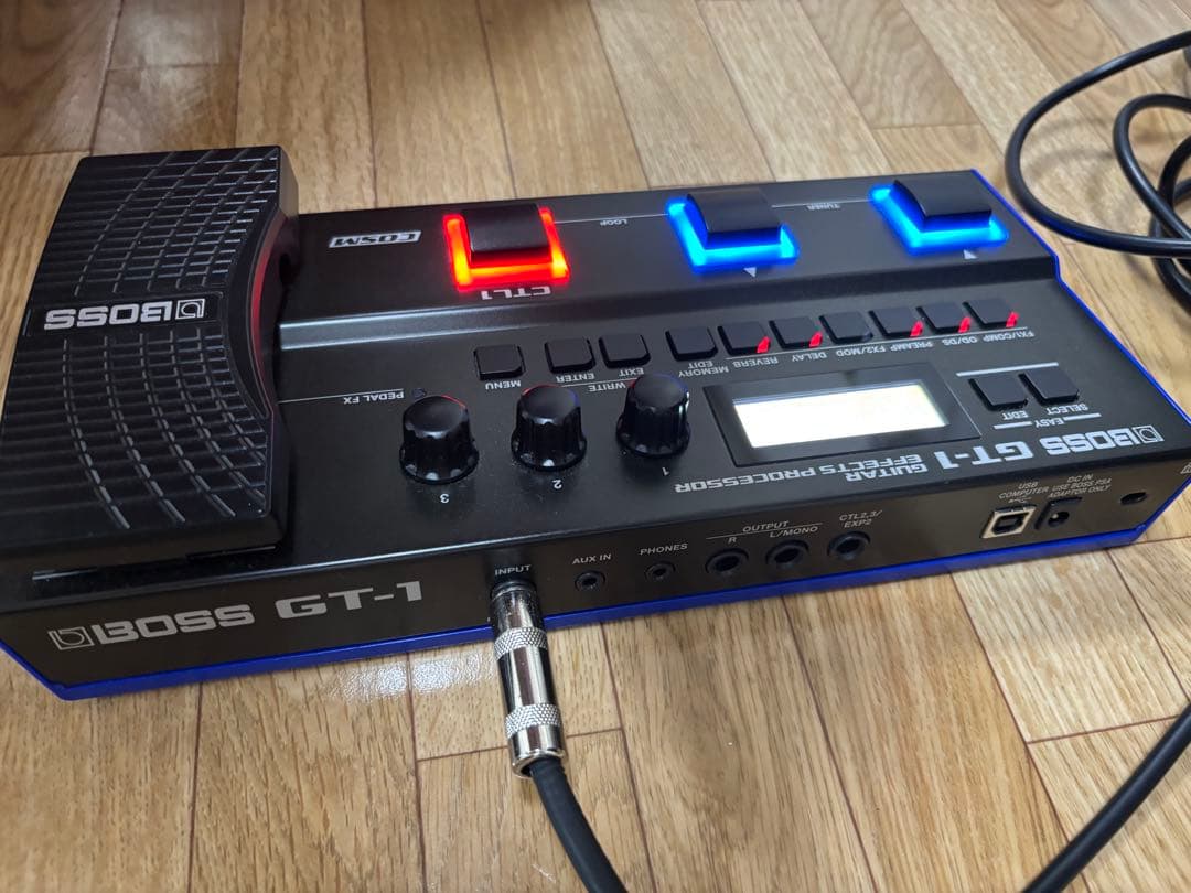BOSS GT-1 ギターエフェクター　公式アダプター、教科書、カポ、弦2つ付き
