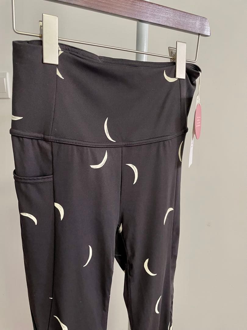エミヨガ新品紙タグ付⭐️2点セットMOON柄レギンス&サスティナレッチプルオーバー