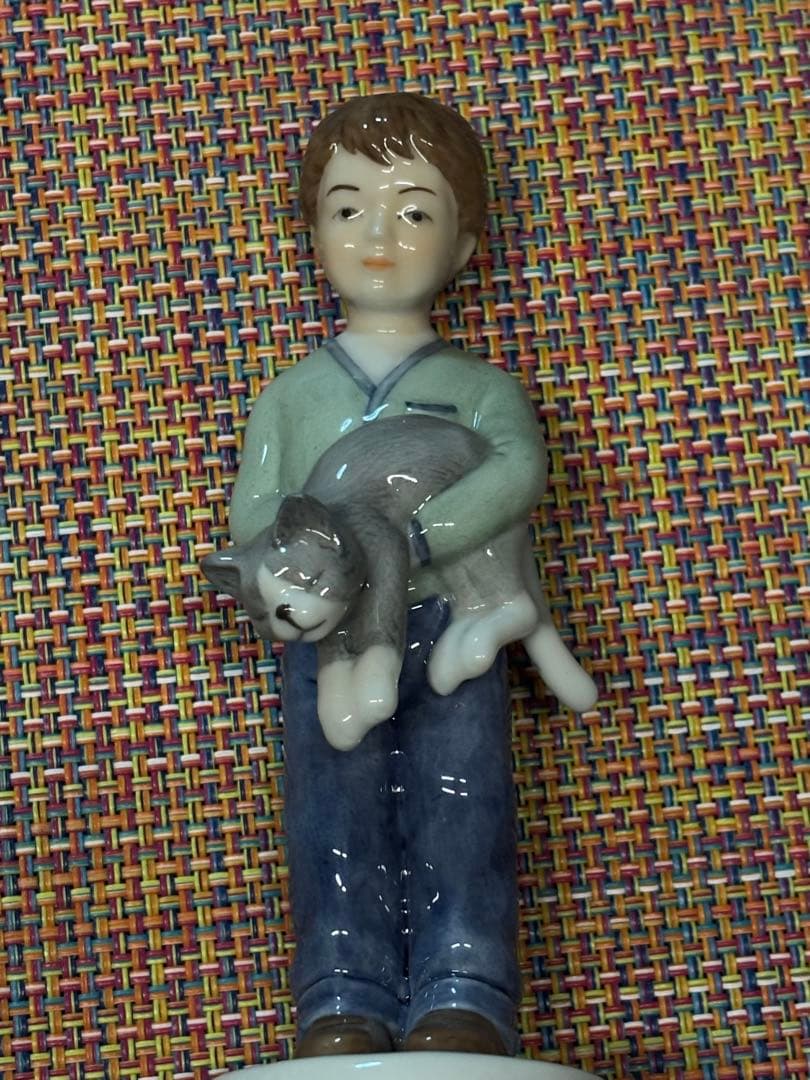   フィギュリン　少年と猫