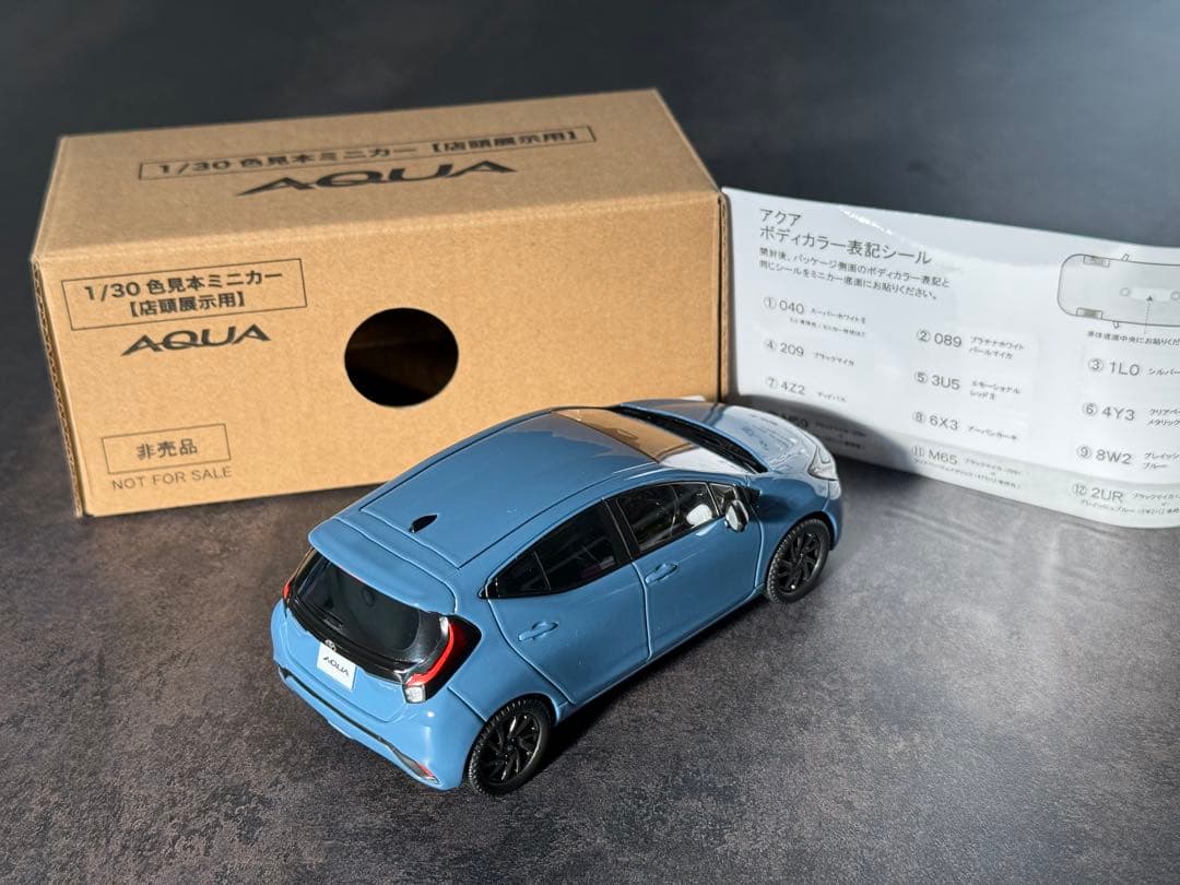 【非売品】TOYOTA AQUA 1/30 色見本ミニカー グレイッシュブルー