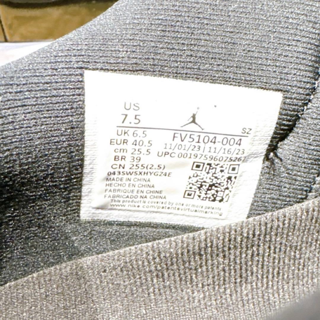 【NIKEエアジョーダン11 レトロロー】　ブラックアンドバーシティロイヤル