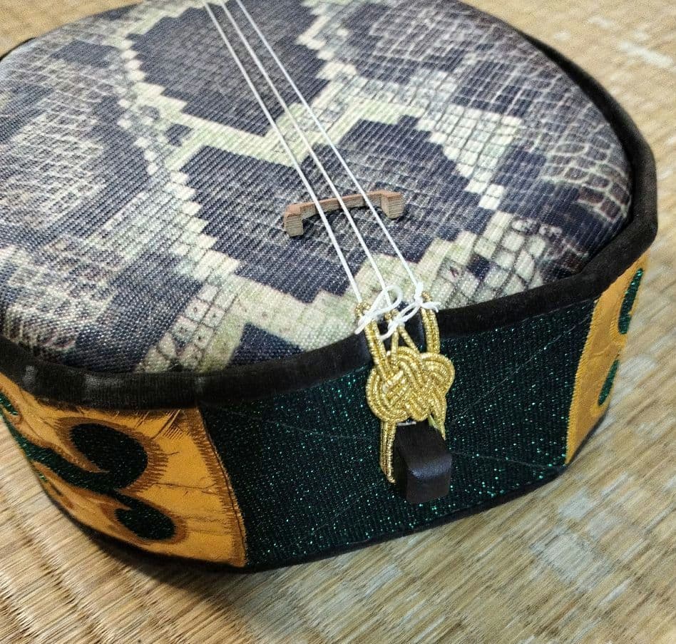 沖縄三線　縞黒檀（カマゴン）　真壁型　付属品多数　初心者セット　すぐに弾けます