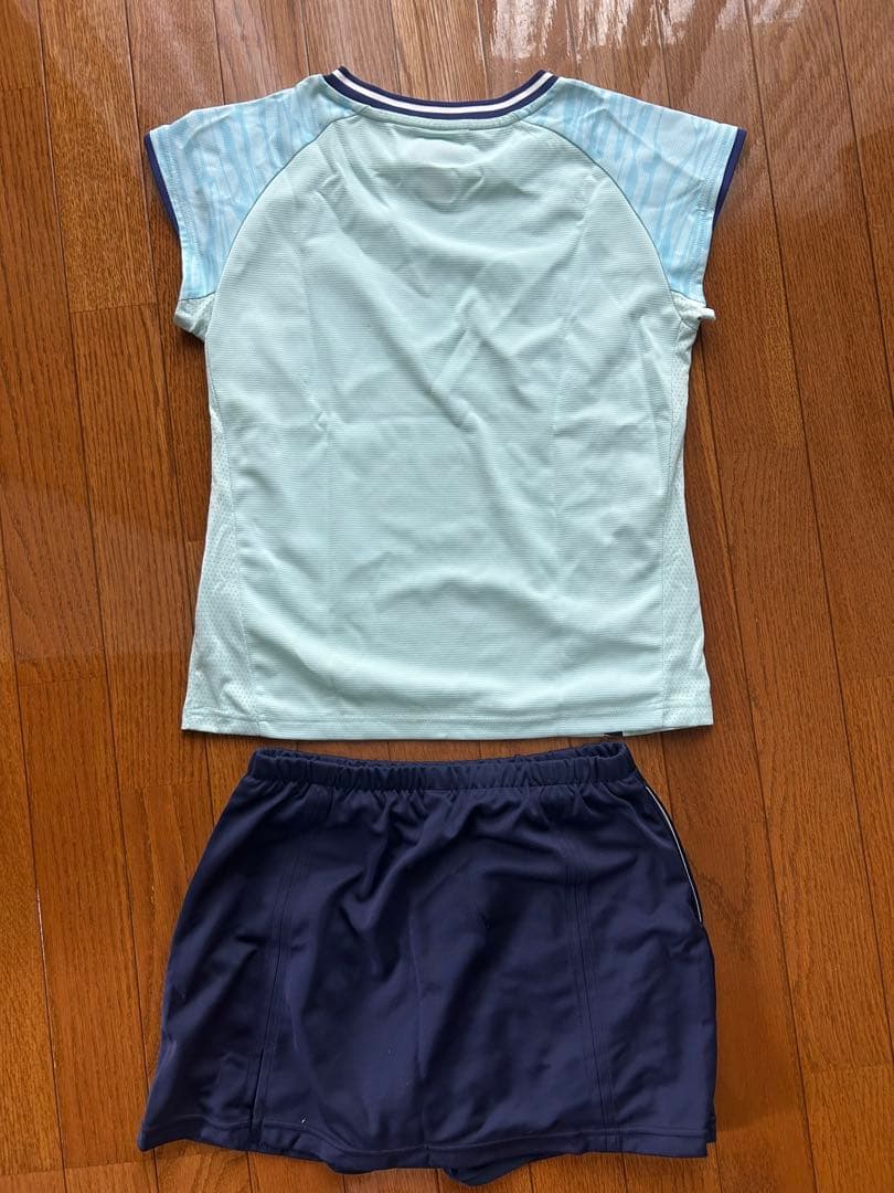 ヨネックス 水色Tシャツ ネイビースカート セット