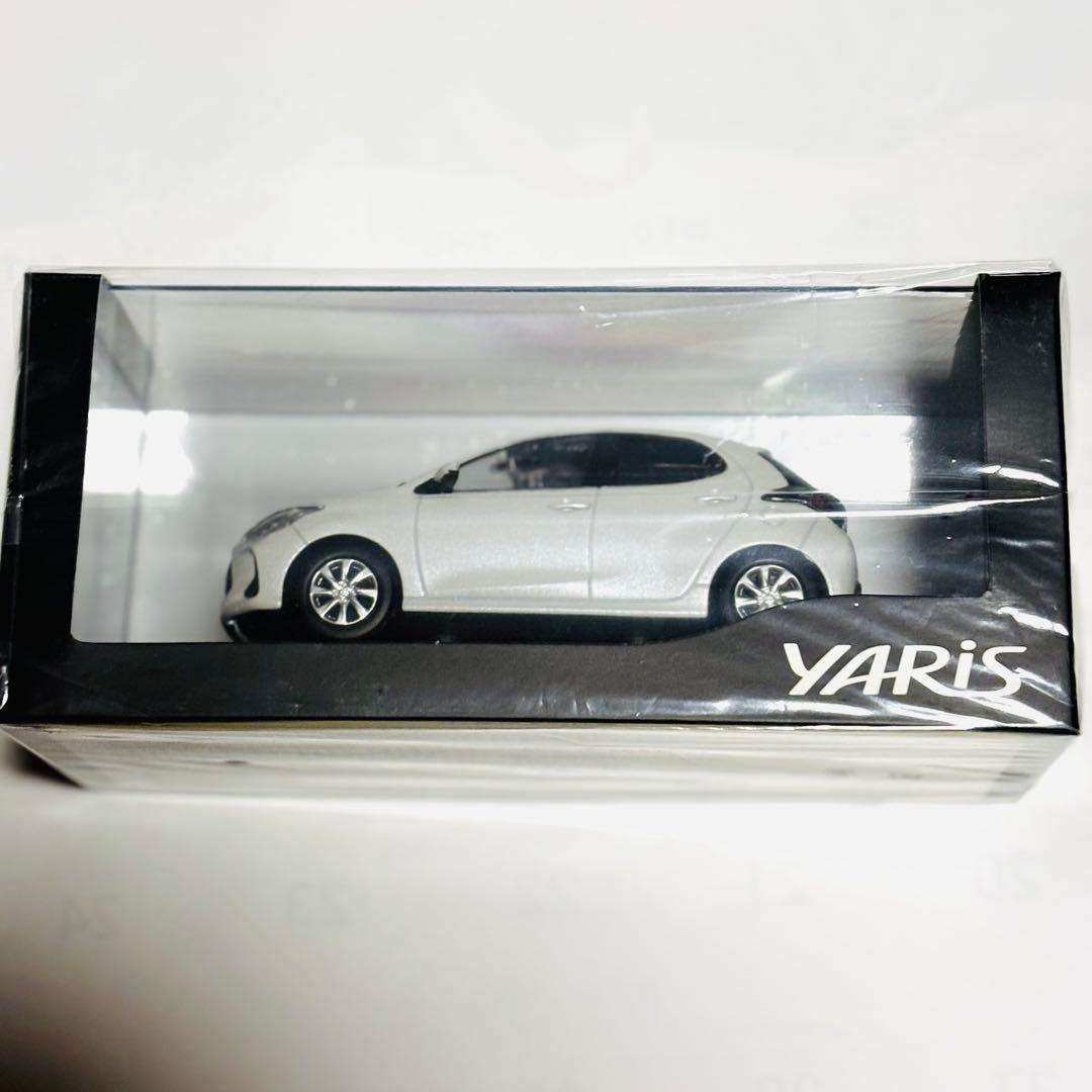 トヨタ ヤリス 1/30 ミニカー ホワイトパール 新品 未開封