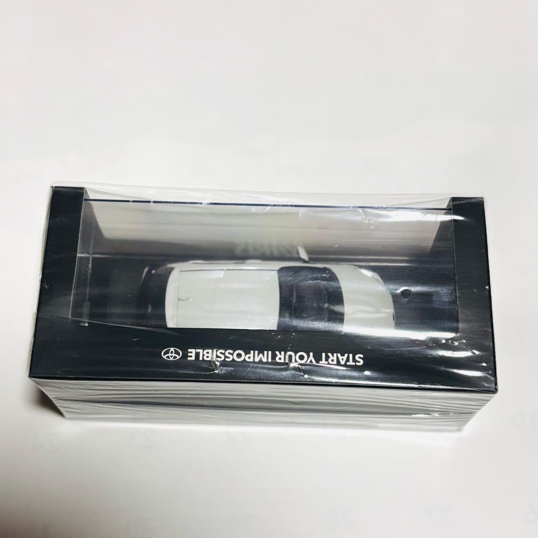 トヨタ ヤリス 1/30 ミニカー ホワイトパール 新品 未開封