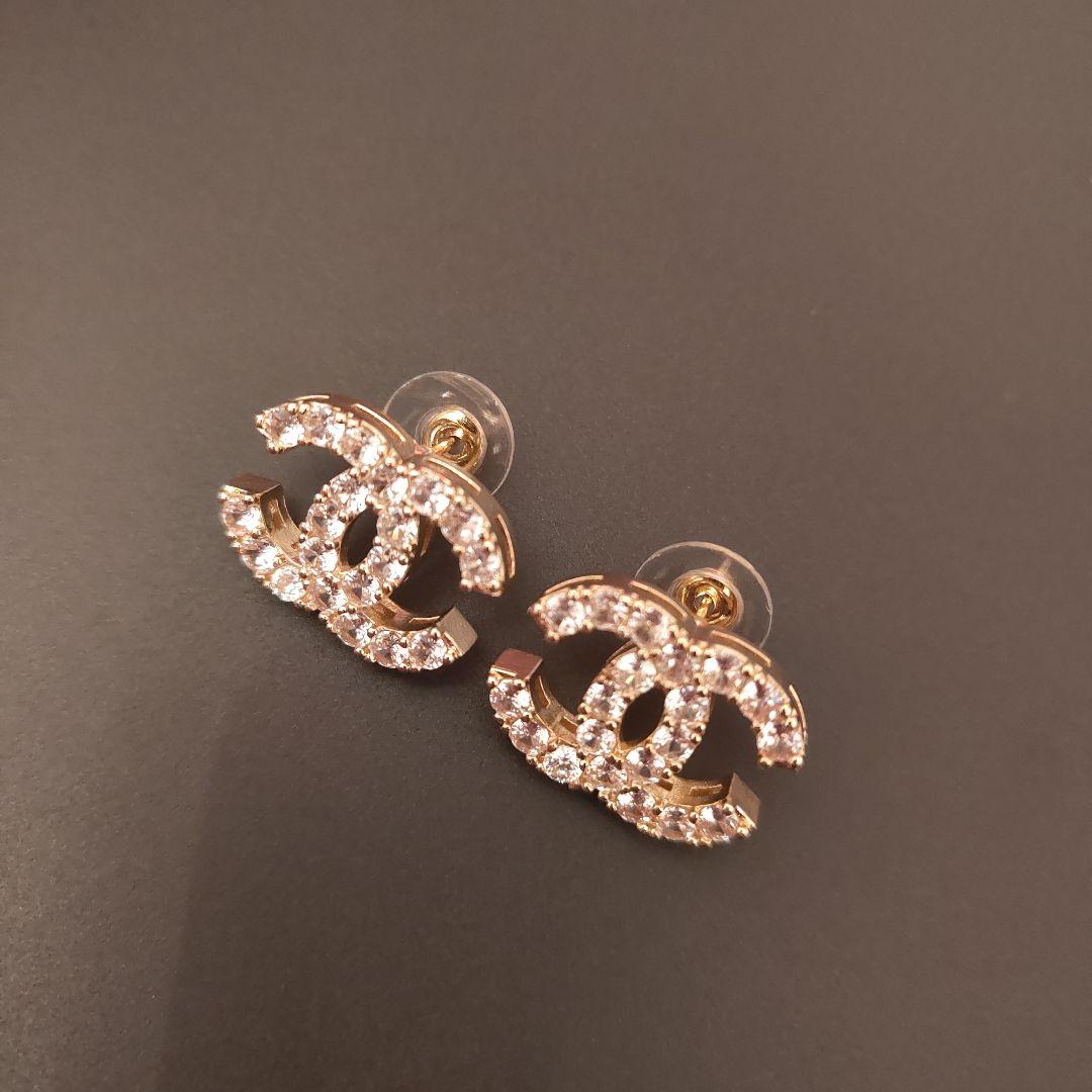 CHANEL クリスタルロゴスタッドピアス