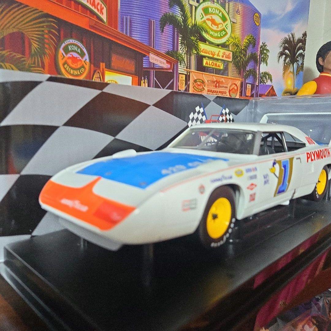 スーパーバード1/18 限定ロードランナー Plymouth Superbird