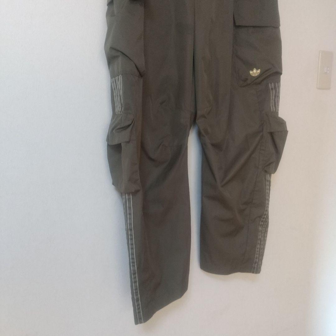 アディダスadidasカーゴ パラシュート ワークパンツ カーキ　トラックパンツ