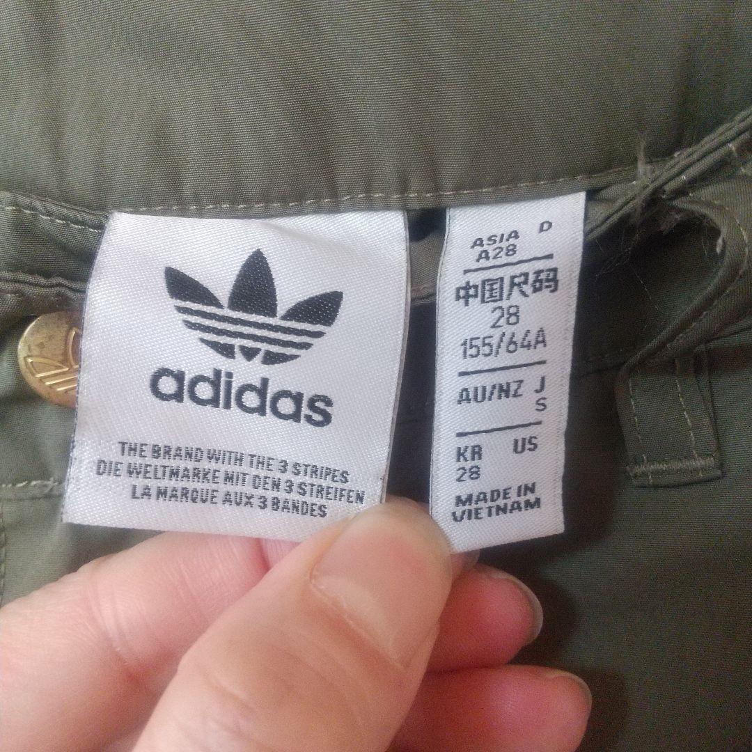 アディダスadidasカーゴ パラシュート ワークパンツ カーキ　トラックパンツ