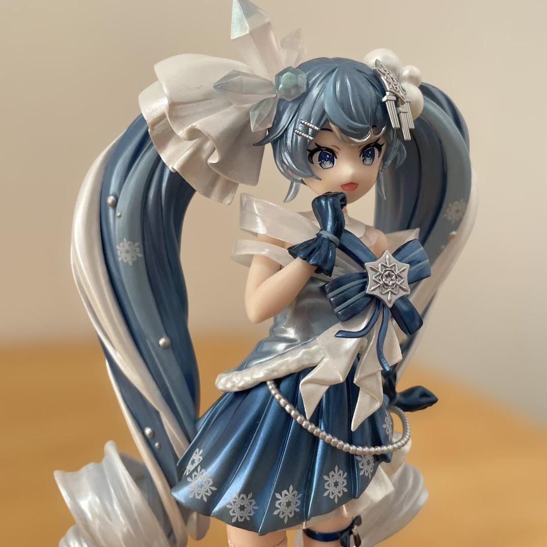 初音ミクフィギュア　肩ズン　缶バッジ