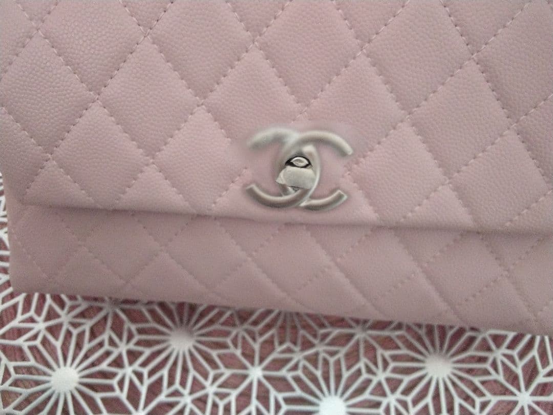 CHANEL ピンク ココハンドルキャビアスキン(本革)バッグ。チェーン付