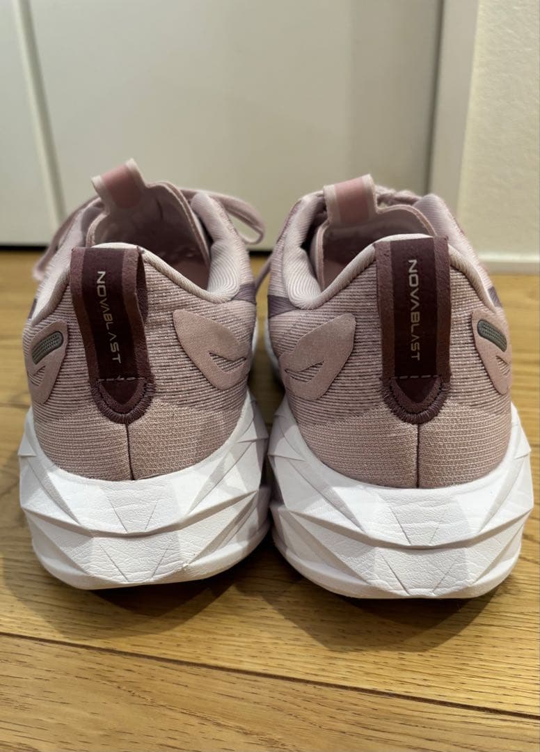 ASICS NOVABLAST4 ランニングシューズ　25.5cm