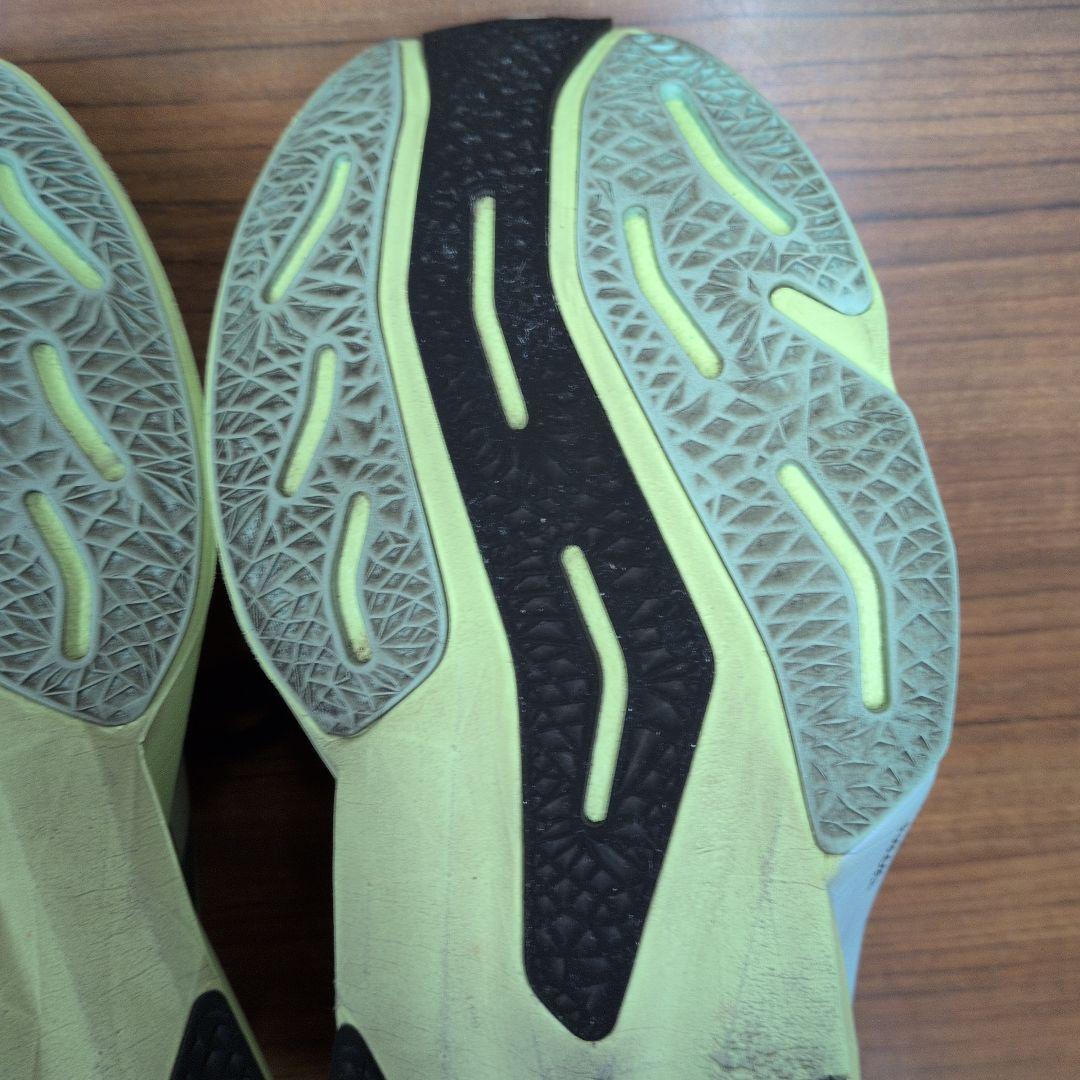 シ*助様 緊急値下げNew Balance FuelCell Rebel v4