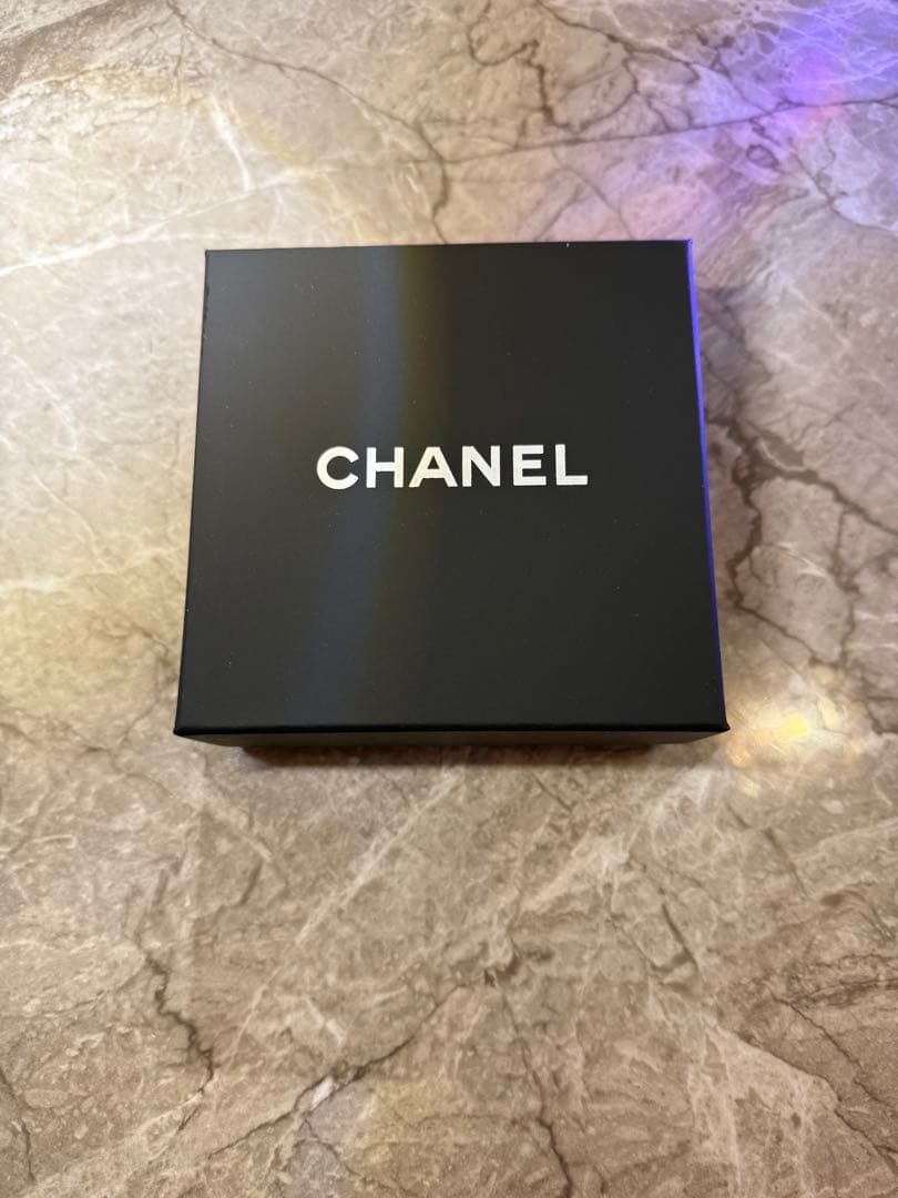 シャネル　CHANEL パース　まる　円形　キルト　白黒　ノベルティ　新