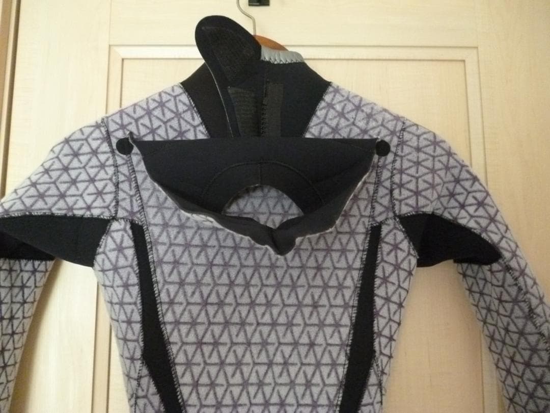 新品未使用！Billabong（ビラボン）バックジップセミドライ 全身裏起毛 ！