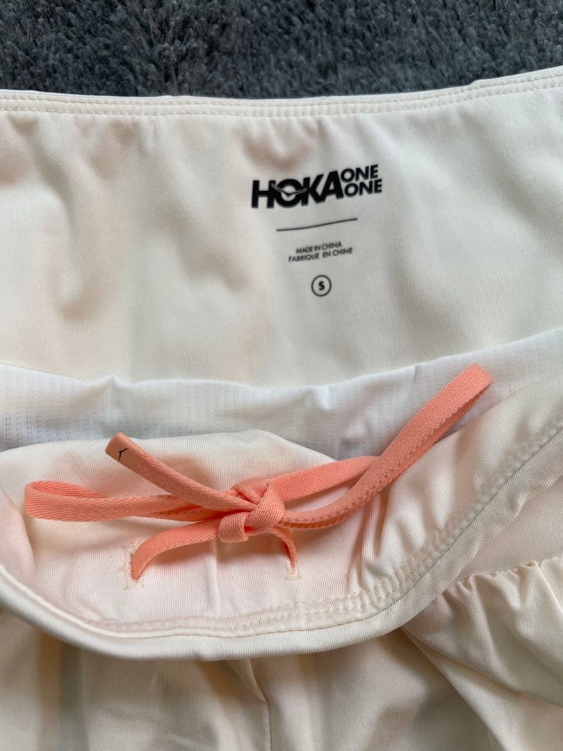 HOKA ONE ONE Sサイズ ホワイトショートパンツ