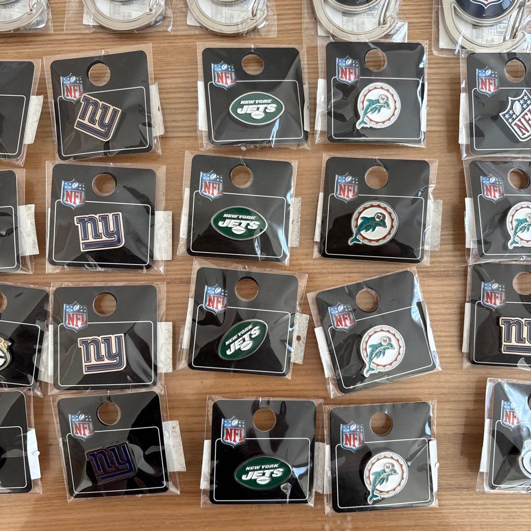 30個　アメリカンフットボール　NFL カラビナ　ピンバッジ　定価52,800円