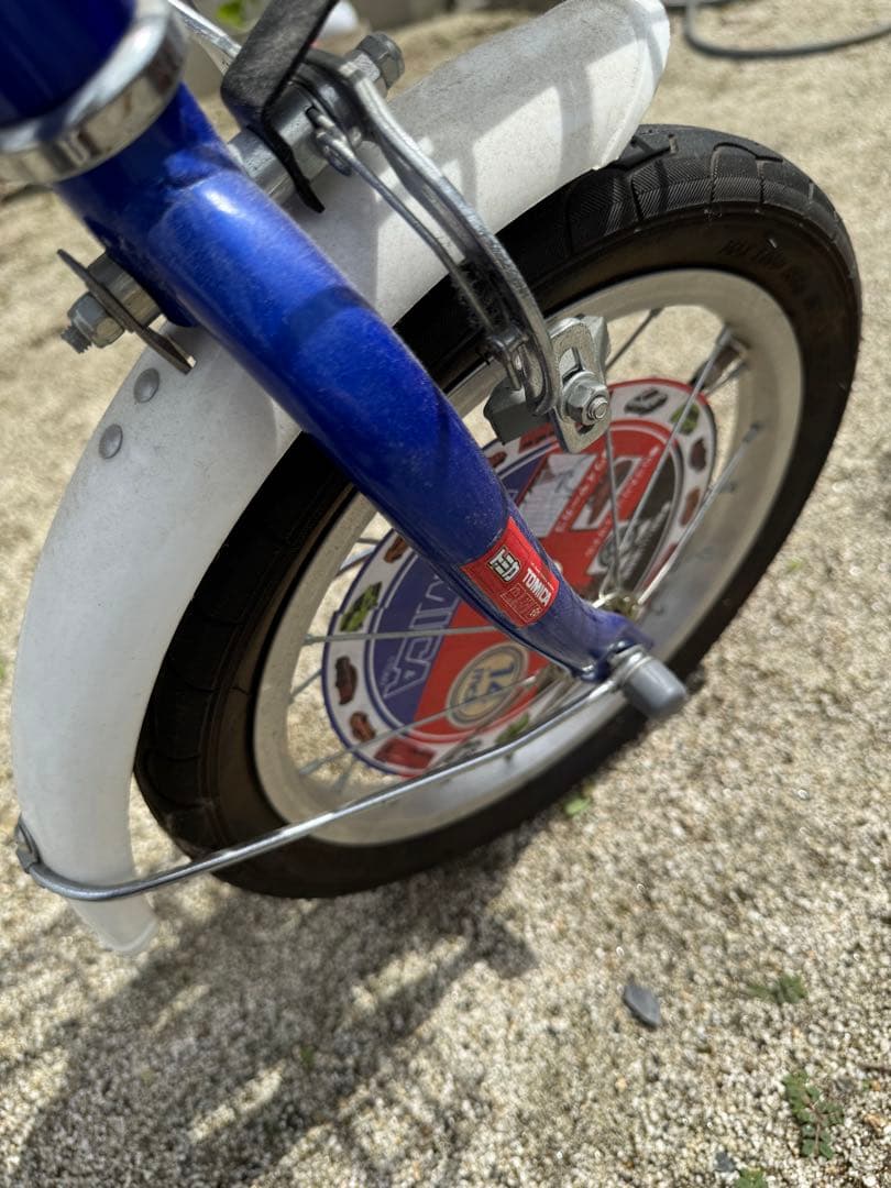 トミカ 幼児用自転車 青 前カゴ付き ヘルメット付き 1月まで