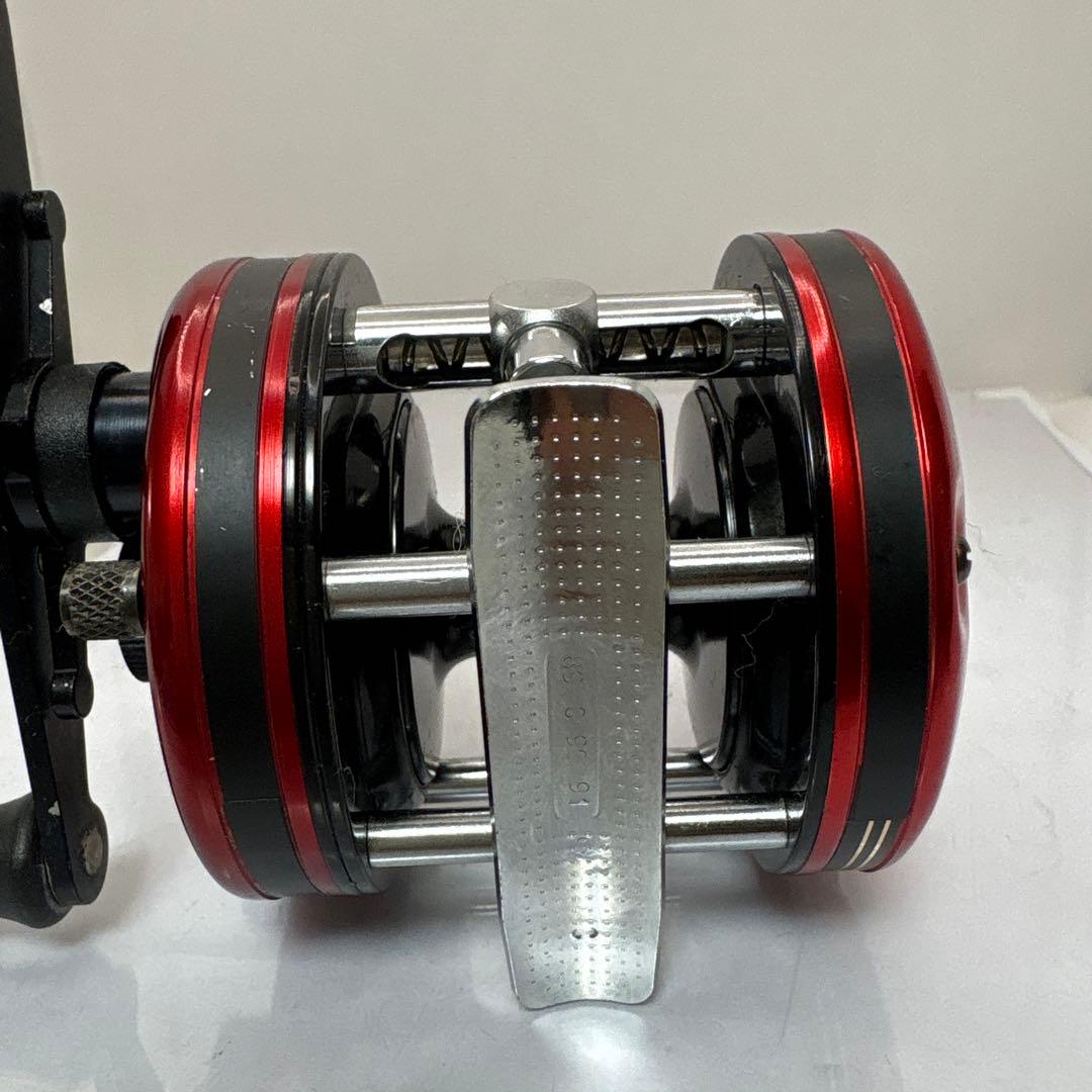 Abu Garcia Ambassadeur 5000ベイトリール レッド