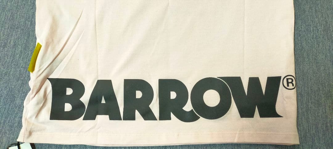 BARROWのロゴが入ったピンクのTシャツ！男女兼用、サイズはSサイズ。
