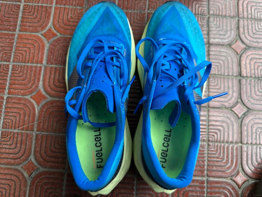 New Balance Rebel V4 青 ランニングシューズ