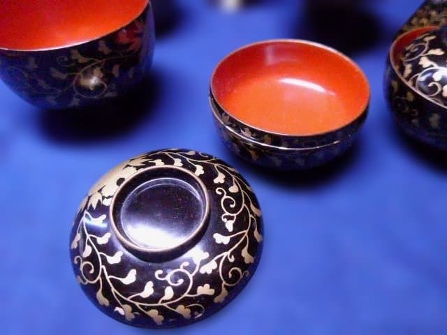 雛道具　美しい蒔絵の御膳腕一式です。小さなものですが良いものです