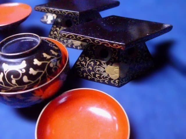 雛道具　美しい蒔絵の御膳腕一式です。小さなものですが良いものです