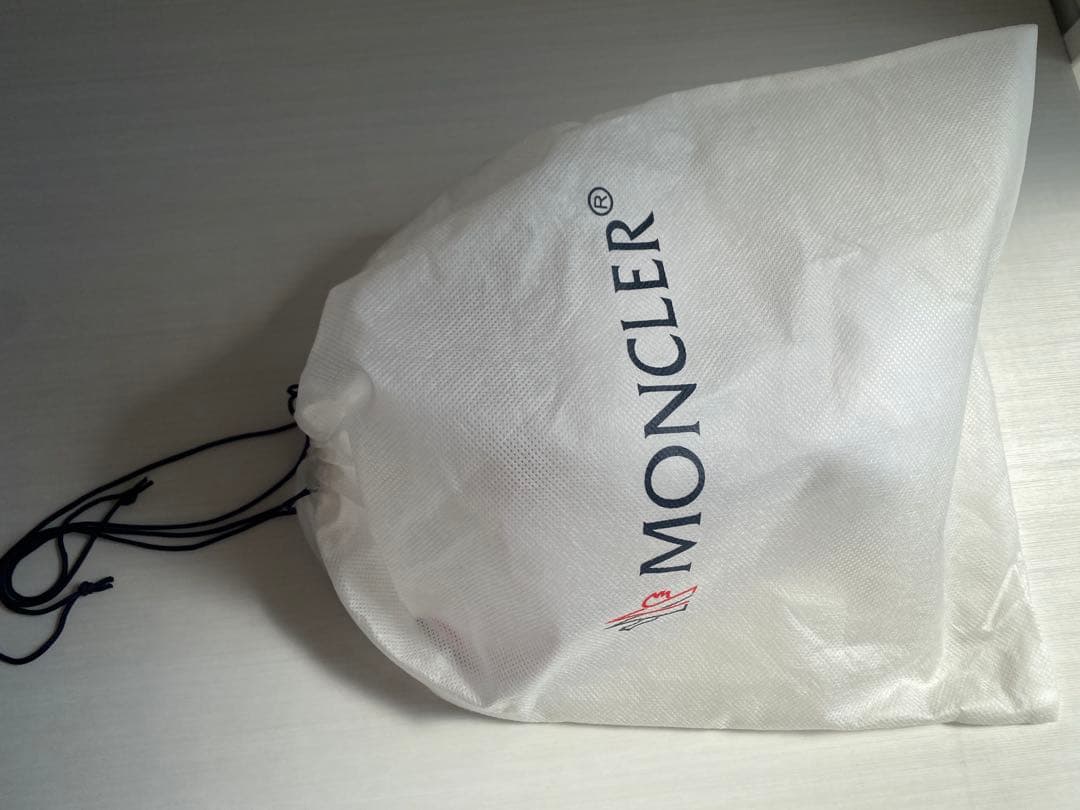 MONCLER ホワイトキャップ ストライプ付き