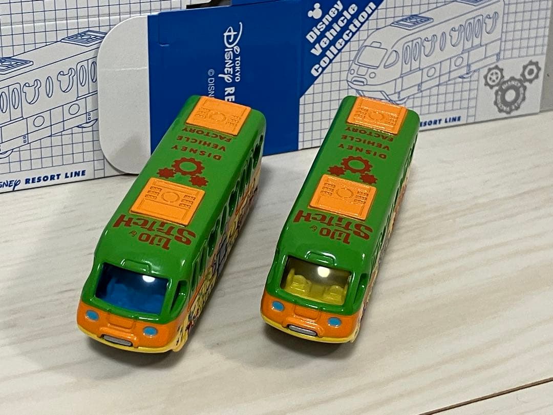 トミカ ディズニービークル ファクトリー リロ&スティッチ ２台（窓：青&黄）2
