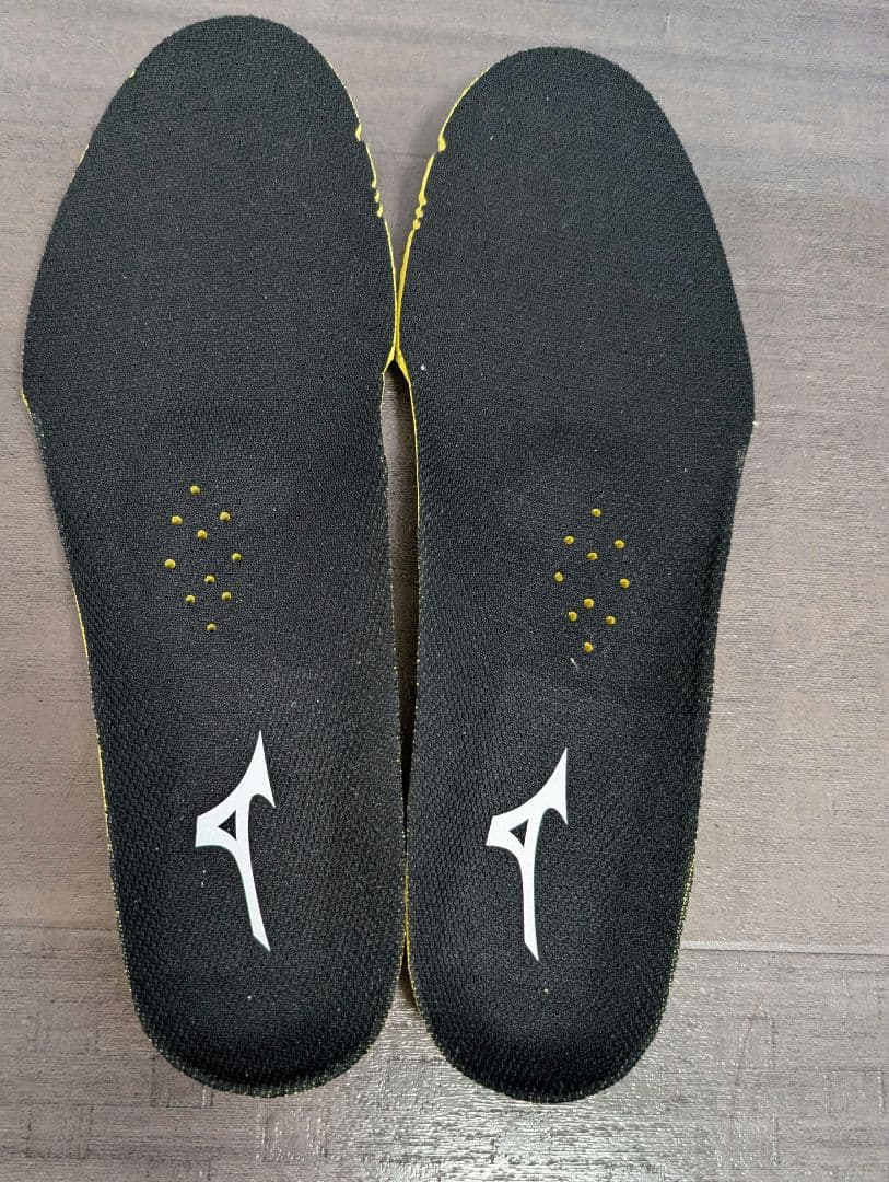 【未使用級】✨23.5cm MIZUNOウェーブモーメンタム2 定価１０９８０円
