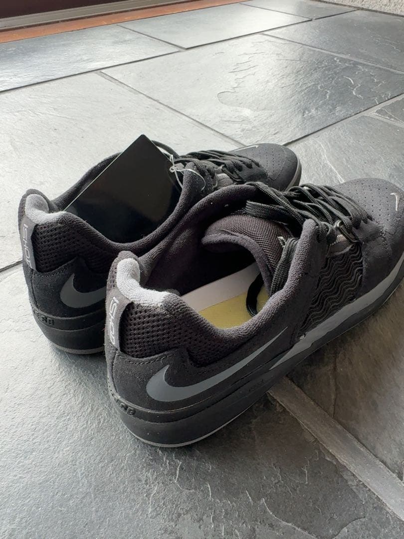 新品NIKE SB ISHOD DC7232-003 黒　27.5cm
