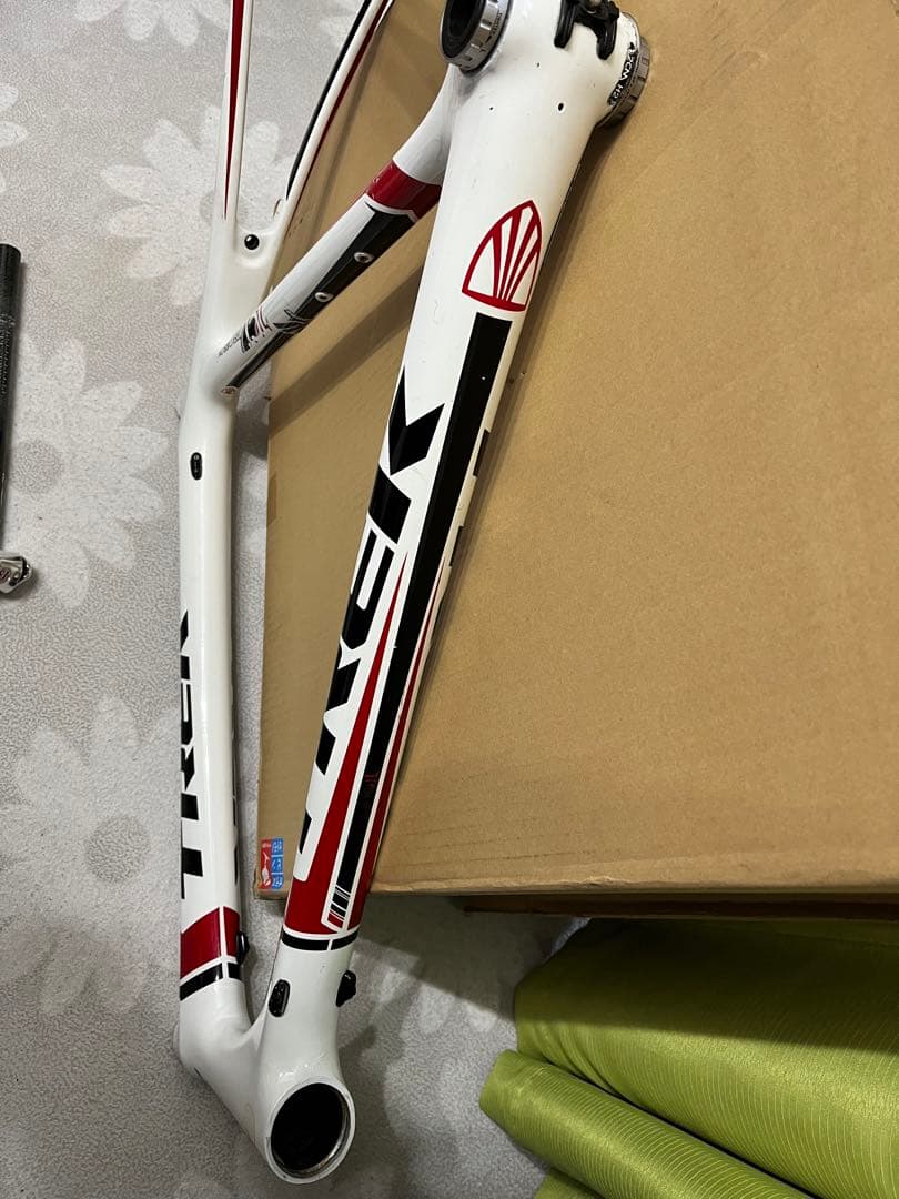 Trek Madone 4.7の自転車フレームセットとシートポストが含まれます。