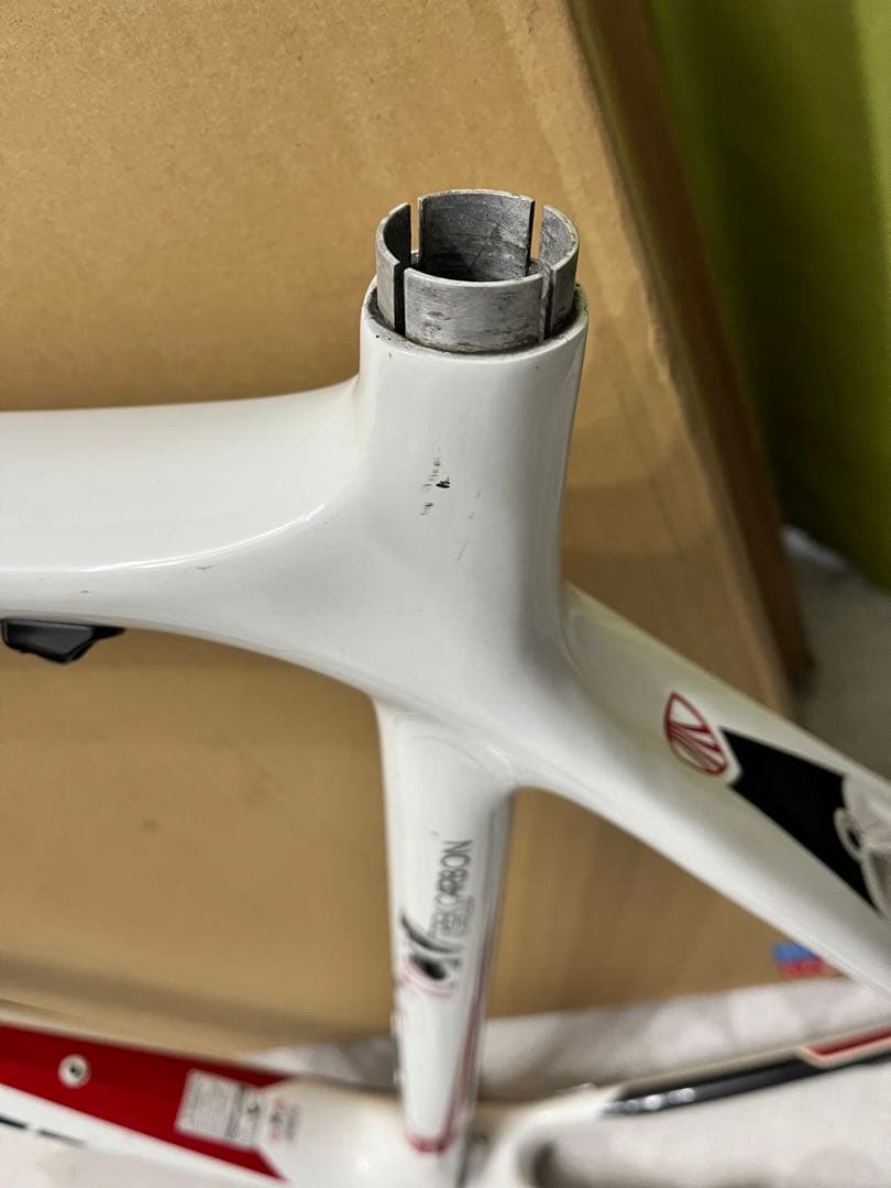 Trek Madone 4.7の自転車フレームセットとシートポストが含まれます。