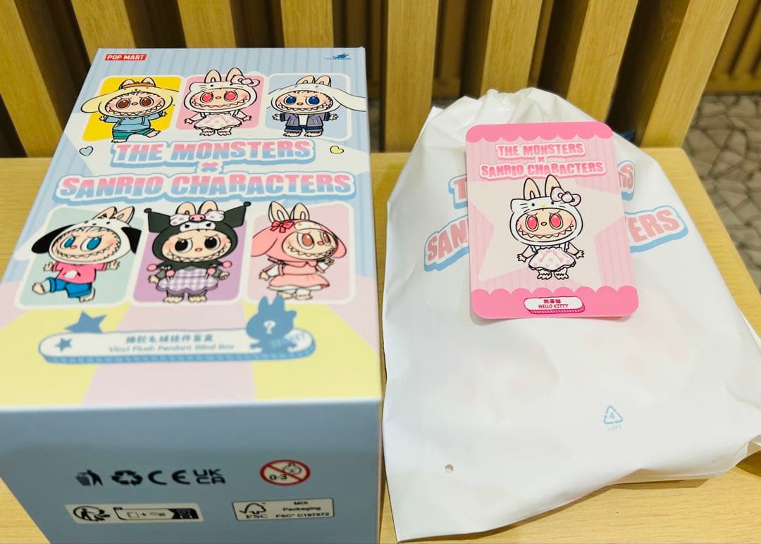 LABUBUラブブxSANRIOサンリオ　ぬいぐるみペンダント　ハローキティ