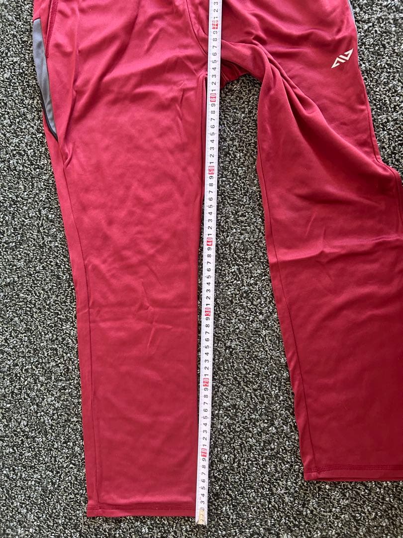 黒Tシャツ6枚と赤ショートパンツ6着、スニーカー2足セット