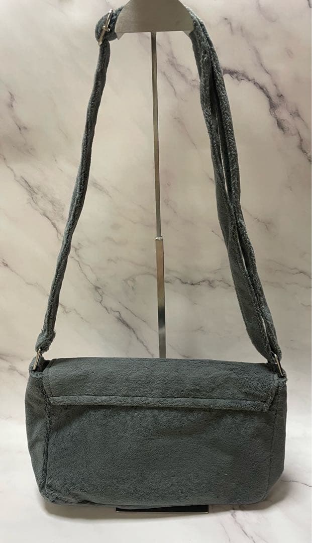 CHANEL グレー ショルダーバッグ