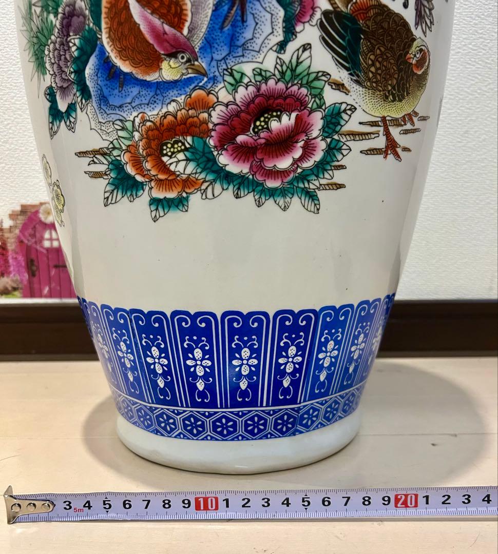 青と白の花鳥模様の陶器花瓶