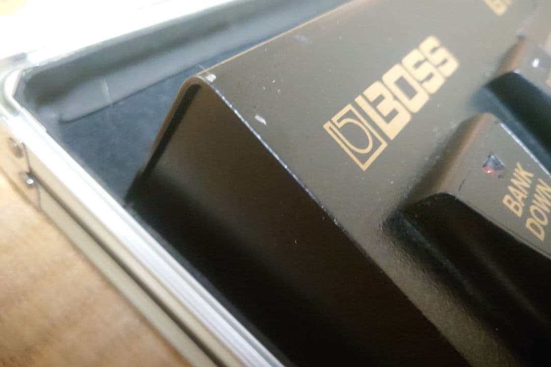 BOSS GT-100 (本体のみ) とエフェクターケース