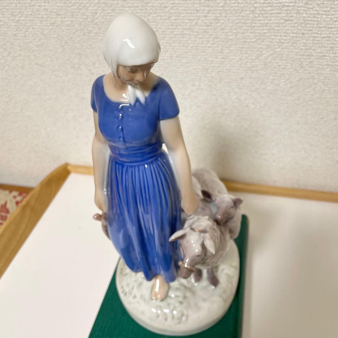 ・羊飼いの女性と３頭の羊・高さ２７cm・Ｂ＆Ｇ．・