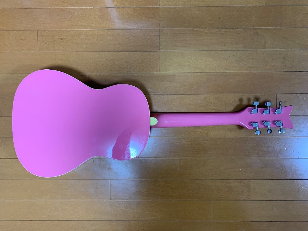 デイジー・ロックのアコースティックギター『デビュタント』ピンク色