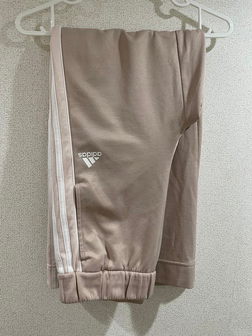 adidas トラックスーツ　EVE06 IC0391